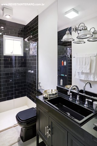Moderno e ousado, o ambiente ganhou revestimento, bancada e louças pretas da Casa dos Construtores. Box e espelhos da Vidraçaria Rio Preto
