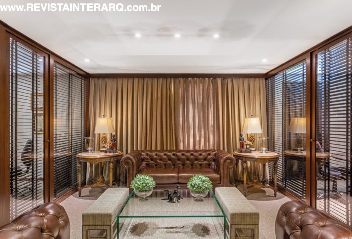 Inspirados nos escritórios da Inglaterra, os ambientes receberam madeira, couro e acabamentos de alto padrão para um visual sóbrio e imponente - Revista InterArq | Arquitetura, Decoração, Design, Paisagismo e Lifestyle