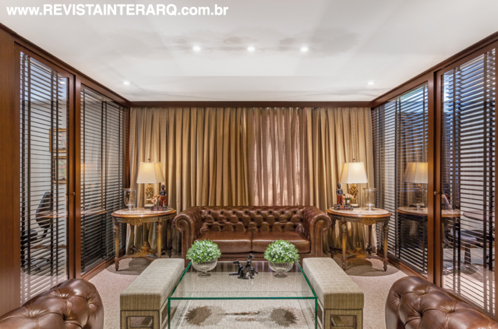 Inspirados nos escritórios da Inglaterra, os ambientes receberam madeira, couro e acabamentos de alto padrão para um visual sóbrio e imponente - Revista InterArq | Arquitetura, Decoração, Design, Paisagismo e Lifestyle