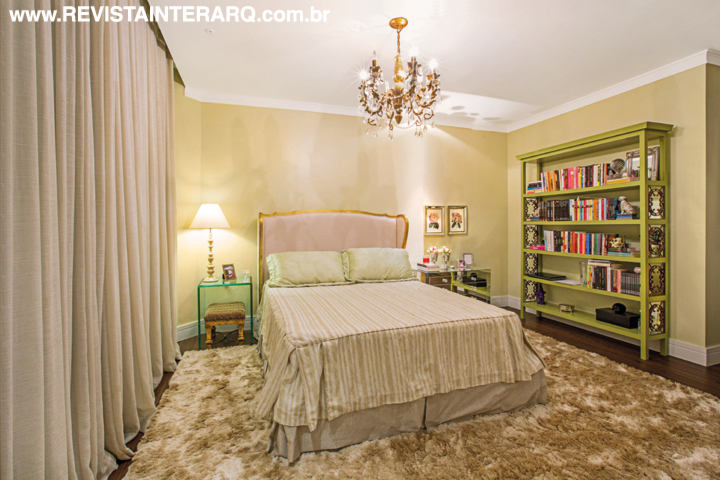 A filha mais velha solicitou romantismo e teve um décor com cama clássica com cabeceira dourada, lustre de cristais (Marizza Prado) e, para contrastar, uma estante moderna de livros