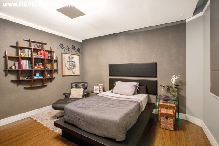 Tons de preto, cinza e marrom foram a escolha para o adolescente, junto com o design moderno da estante na parede (Jackie Móveis) e a chaise preta (Perfil Casa) 