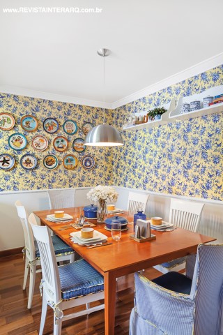 Inspirado pela história da família em terras americanas, o arquiteto criou uma sala de almoço com lambri branco e papel de parede estampado. Pintura e novos tecidos (Estofados Cardoso) renovaram os móveis que atravessaram o oceano