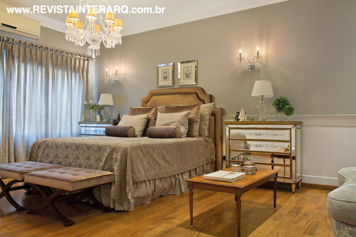 Toda a ala íntima da casa recebeu um aconchegante piso de madeira. Na suíte do casal, acima, a paleta neutra ajuda a relaxar. Lustre, arandelas e cômodas espelhadas são da Frontier, objetos Marizza Prado e tecidos da Artenal. A cabeceira foi confeccionada pela Estofados Cardoso e os bancos são da Sierra Perfil Casa