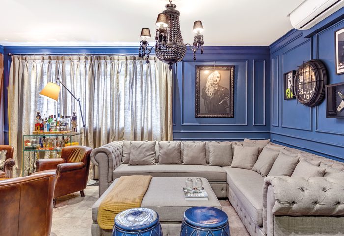 Para criar um apartamento cosmopolita e sofisticado, o profissional apostou na mistura de cores inusitadas e pisos sóbrios que remetem aos lofts nova iorquinos - Revista InterArq | Arquitetura, Decoração, Design, Paisagismo e Lifestyle
