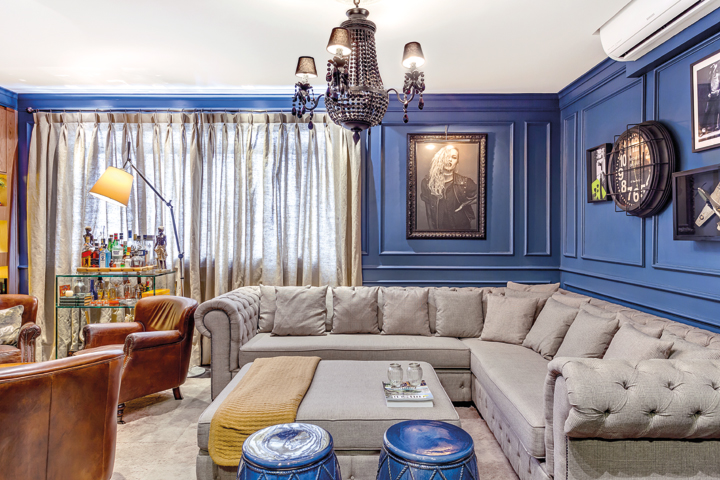 Para criar um apartamento cosmopolita e sofisticado, o profissional apostou na mistura de cores inusitadas e pisos sóbrios que remetem aos lofts nova iorquinos - Revista InterArq | Arquitetura, Decoração, Design, Paisagismo e Lifestyle