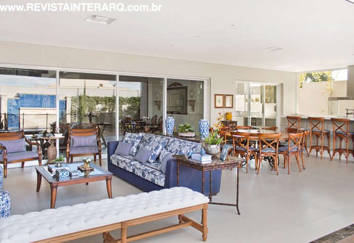 De estilo clássico, os ambientes amplos possibilitaram o uso de mobília luxuosa com cores neutras e diversas texturas - Revista InterArq | Arquitetura, Decoração, Design, Paisagismo e Lifestyle