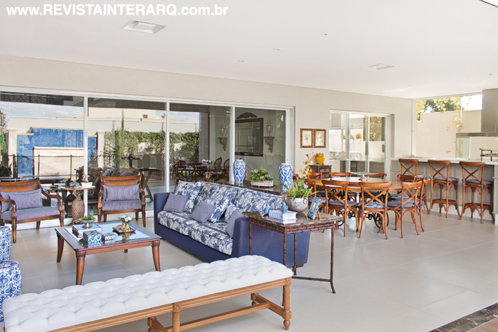 De estilo clássico, os ambientes amplos possibilitaram o uso de mobília luxuosa com cores neutras e diversas texturas - Revista InterArq | Arquitetura, Decoração, Design, Paisagismo e Lifestyle