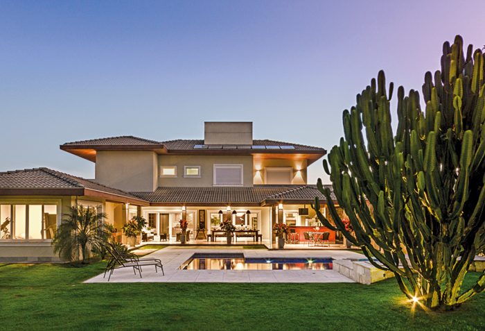 Acolhedor, este projeto possui a área social e de lazer integradas - Revista InterArq | Arquitetura, Decoração, Design, Paisagismo e Lifestyle