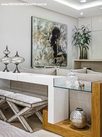 O aparador assinado pela designer Larissa Diegoli (Firmato Móveis) delimita os ambientes de estar e sala da lareira. Destaque para a obra do artista Joarez Filho