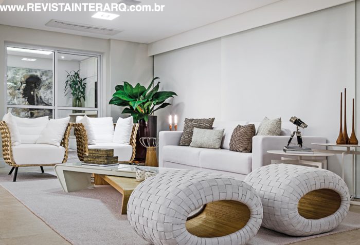 A partir do desejo dos clientes, o apartamento ganhou uma mescla de elementos clássicos, sóbrios e de design - Revista InterArq | Arquitetura, Decoração, Design, Paisagismo e Lifestyle
