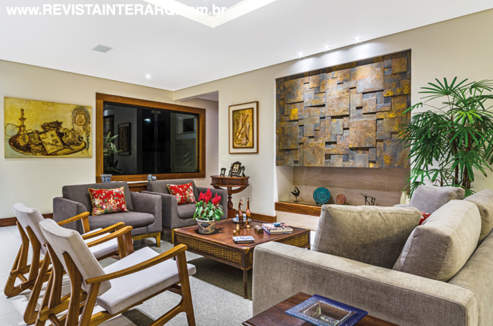 Para os dias frios, o living conta com uma elegante lareira revestida com Oxyden, da Castelatto (Toque Final). O mesmo equilíbrio e mistura de materiais utilizados nos acabamentos aparece na decoração. Madeira, fibras, laca, vidro e muitas cores e texturas deixaram os ambientes prontos para serem vividos