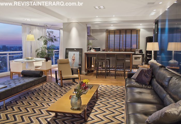 Com vista privilegiada da cidade, o skyline valoriza a integração dos ambientes, fazendo alusão aos lofts de grandes cidades - Revista InterArq | Arquitetura, Decoração, Design, Paisagismo e Lifestyle