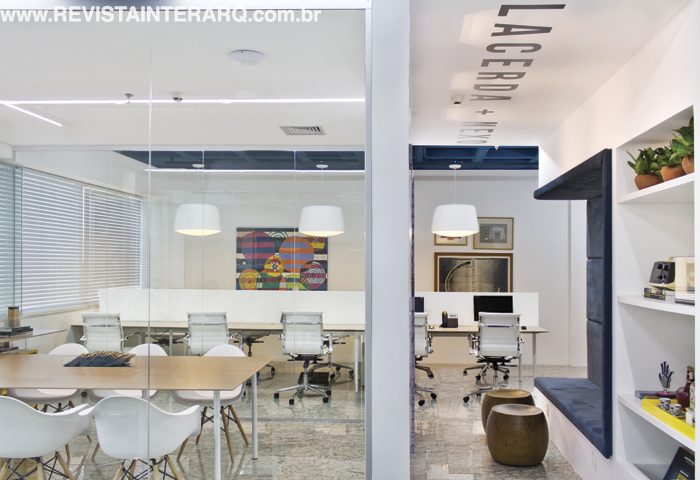 Transparência para garantir fluidez visual e a preservação da identidade corporativa de cada empresa são as premissas deste projeto de interiores - Revista InterArq | Arquitetura, Decoração, Design, Paisagismo e Lifestyle