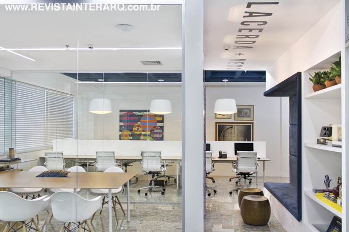 Transparência para garantir fluidez visual e a preservação da identidade corporativa de cada empresa são as premissas deste projeto de interiores - Revista InterArq | Arquitetura, Decoração, Design, Paisagismo e Lifestyle