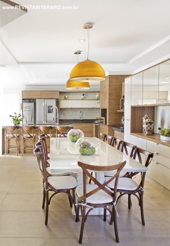 Voltado ao lazer, o espaço gourmet impressiona pela marcenaria, executada pela Romanzza, que alia design e funcionalidade, com armários para louças, panelas, acessórios e eletros. Piso e revestimentos de parede neutros (Casa dos Construtores) emolduram os móveis contemporâneos, como as cadeiras de madeira e a mesa em laca branca (P.O. Móveis e Estofados). As luminárias são da Casa Luz e o granito preto da bancada, da Vidraçaria e Marmoraria Destak