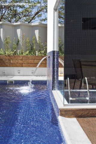 Como o cotidiano dos clientes acontece, geralmente, no espaço gourmet, o arquiteto criou ambientes aconchegantes para os momentos relax - Revista InterArq | Arquitetura, Decoração, Design, Paisagismo e Lifestyle
