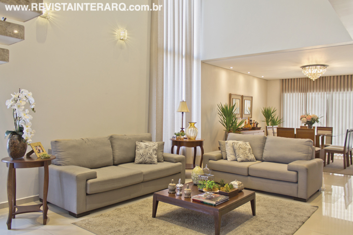 Toda a residência tem piso em porcelanato cru (Casa dos Construtores). Acima, no social, a diferença de pé-direito e a iluminação com lustres e embutidos (Casa Luz) setorizam o jantar do living. Acessórios da DKasa Interiores e cortinas em linho de Everson Pasqualatto
