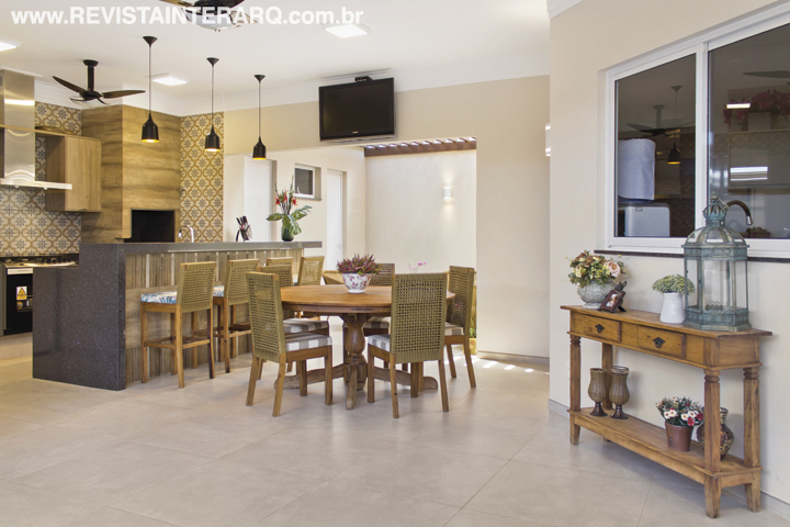 Mesas, cadeiras e banquetas (tudo da Espaço Fibras Decor Home) acomodam com conforto os convidados em dias de festa no espaço gourmet. A parede com ladrilhos estampados (Casa dos Construtores) empresta um ar jovial, assim como os pendentes pretos (Casa Luz). A bancada é em granito Marrom Café, da Vidraçaria e Marmoraria Destak