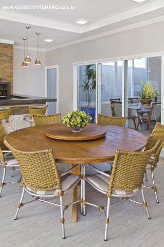 Na varanda gourmet, a atmosfera leve foi garantida pelos armários claros sob medida (Todeschini) e móveis de fibra (Espaço Fibras Decor Home)