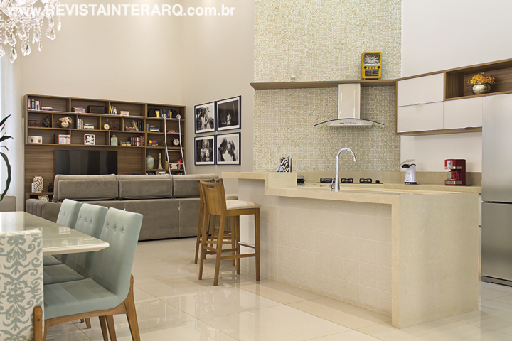 Home, jantar e cozinha dividem o mesmo cenário, incentivando a interação entre as pessoas. 
