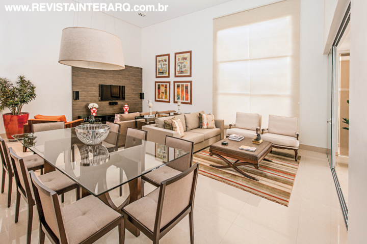 Tons neutros e atemporais permeiam a ala social, com piso em porcelanato areia (Portobello Shop), sofás e poltronas Sierra UneRobusti, cortinas da ACB Casa e tapete da Bidjar Tapetes