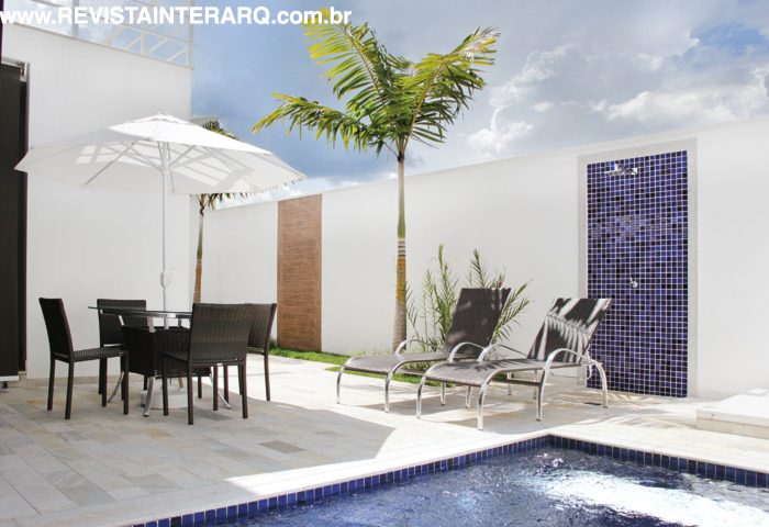 A arquitetura de linhas retas e jogos de volumes foi a base para a criação deste projeto de acabamento, decoração e paisagismo - Revista InterArq | Arquitetura, Decoração, Design, Paisagismo e Lifestyle