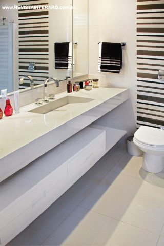 O porcelanato com listras (Portobello Shop) confere charme ao lavabo com bancada em Marmoglass branco. Louças da Duo