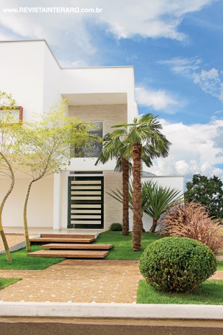 Meu cliente desejava uma obra arrojada, com grandes aberturas que explorassem a iluminação e a ventilação naturais. Também solicitou acabamentos acolhedores, como a madeira e as pedras. A arquitetura já existente, com linhas retas, jogos de volumes se sobrepondo e ambientes com pé-direito duplo, foi a base para o meu escritório desenvolver os projetos de acabamento, decoração e paisagismo. Optei por materiais de alta qualidade com um toque minimalista e finalizei com uma luminotécnica bem elaborada