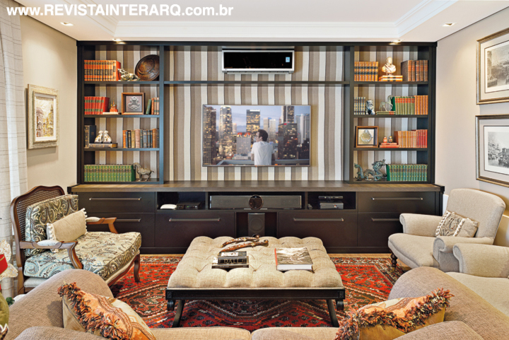 O home theater foi “aquecido” com o tapete oriental vermelho (Bidjar tapetes) e poltronas estampadas