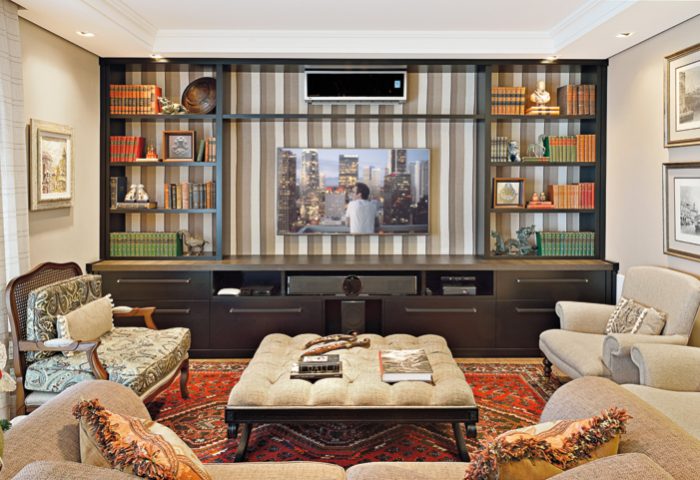Boiseries em laca branca, paredes revestidas em tecidos e espaços conectados garantem uma atmosfera cênica neste projeto de interiores - Revista InterArq | Arquitetura, Decoração, Design, Paisagismo e Lifestyle
