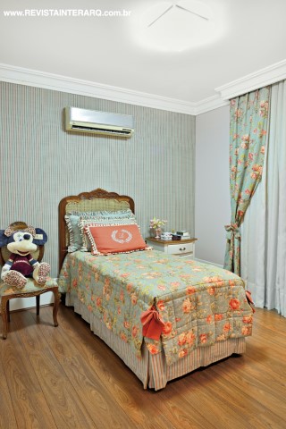 Cada uma das duas filhas adolescentes do casal ganhou um quarto decorado com enxoval floral (ACB Casa) e cores suaves nas paredes