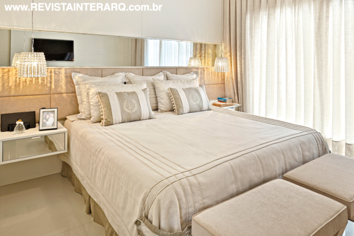 As suítes da residência foram personalizadas para cada morador. Para o casal, parede espelhada, cabeceira estofada, enxoval cru e cortinas de voil da Casa Ville