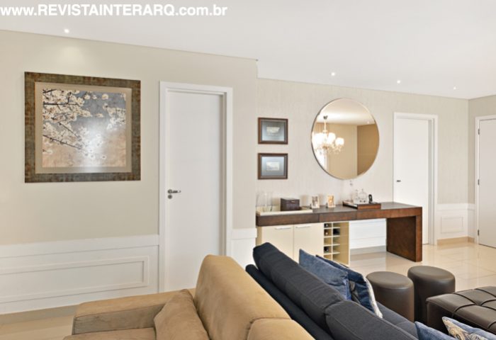 Baseado nas particularidades dos moradores, os ambientes sociais foram ambientados com móveis de linhas retas e uma paleta azul, marrom e bege - Revista InterArq | Arquitetura, Decoração, Design, Paisagismo e Lifestyle