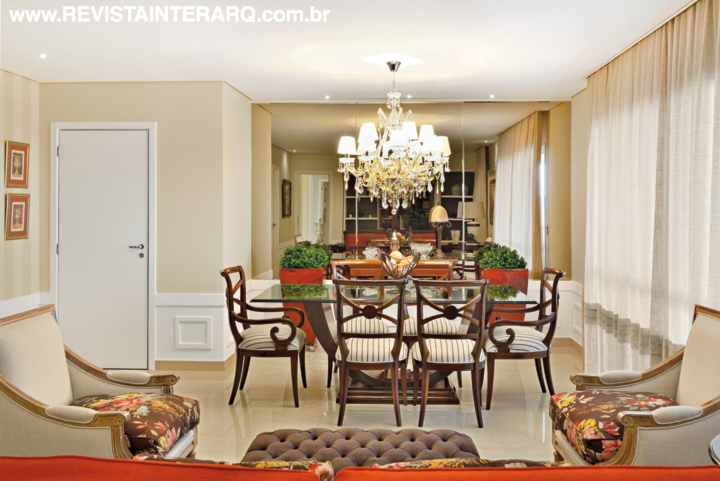Integrados, jantar, living e TV ganharam ainda mais amplitude visual com as paredes espelhadas nas duas extremidades do espaço. Cortinas de voil (ACB Casa) suavizam a luz natural. No jantar, acima, o imponente lustre da Luminá Iluminação acompanha a mesa e cadeiras clássicas