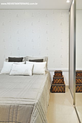 A proposta clean da suíte, com enxoval neutro (ACB Casa) e armários espelhados (Florense). Cama francesa e acessórios Roberto Chaim e piso da Portobello Shop