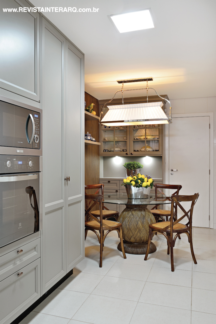 A luminária de estilo (Luminá Iluminação) ditam a personalidade da cozinha