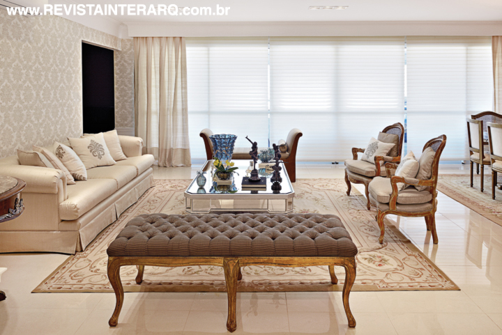Detalhe do recamier com estofado capitonê e das cortinas e persianas (tudo da ACB Casa) do living