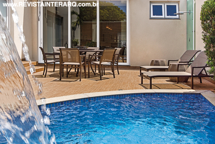 Clean e de fácil manutenção, a área da piscina, foi revestida com porcelanato amadeirado (Portobello Shop)