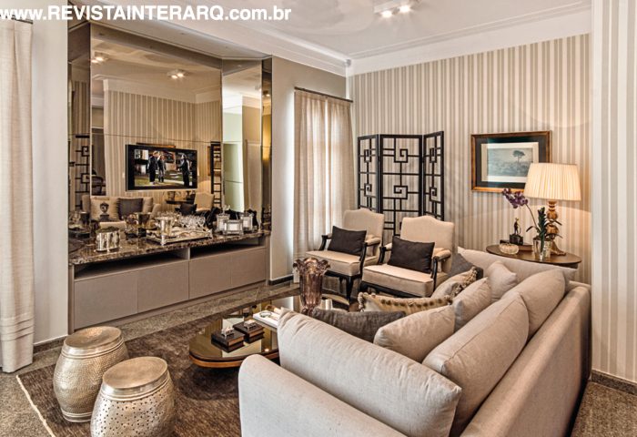 Com novos ares, os ambientes receberam um décor elegante, com papéis de parede, lustres clássicos e tonalidade neutras após um projeto de revitalização total - Revista InterArq | Arquitetura, Decoração, Design, Paisagismo e Lifestyle