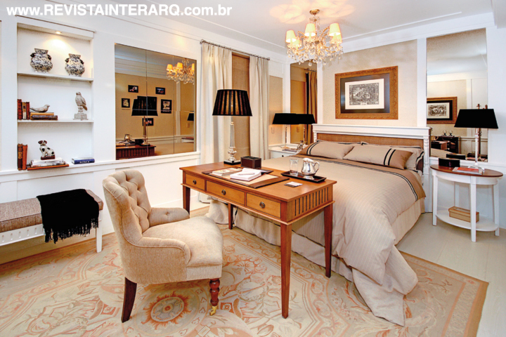 “Personalidades” foi o tema da Mostra Q&E, que ganhou do profissional uma suíte inspirada no empresário Renato Aguiar. Sedas, linhos e palhas de seda foram reunidos em um ambiente elegante, com acessórios da Casa Verão