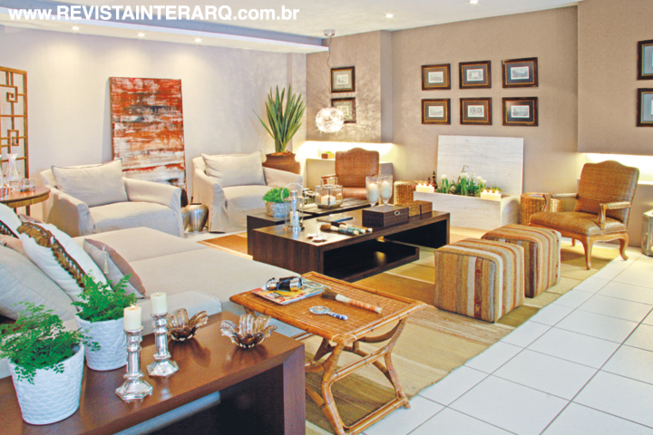 Luxo, beleza e conforto foram as bases do arquiteto para a Mostra UneRobusti. A sala de estar com lareira acomoda os sofás revestidos em linho, móveis em fibra e tapete indiano. A iluminotécnica é da Luminá Iluminação