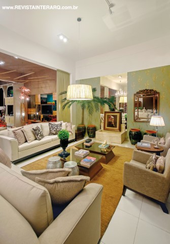 Na Mostra Móveis Paulista, Alessandro criou um living com base neutra e pitadas de verde e dourado para imprimir conforto e sofisticação. O lustre de tecido é de Luminá Iluminação
