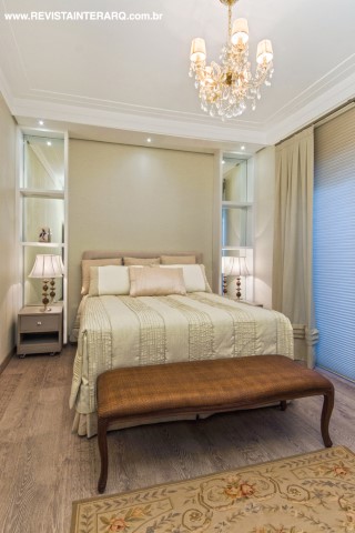 A suíte do casal é sofisticada, com móveis espelhados, lustre de cristal (Henrilustres) e pufe em Malaca (UneRobusti). Cortinas e persianas da ACB Casa
