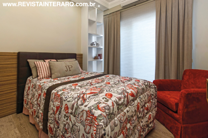 Com armários brancos com enxoval estampado (ACB Casa)
