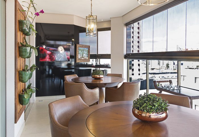Neste apartamento, a arquiteta reformulou os ambientes e adequou-os de acordo com o estilo de vida do casal - Revista InterArq | Arquitetura, Decoração, Design, Paisagismo e Lifestyle