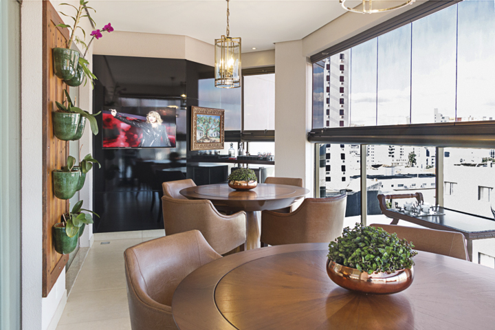 Neste apartamento, a arquiteta reformulou os ambientes e adequou-os de acordo com o estilo de vida do casal - Revista InterArq | Arquitetura, Decoração, Design, Paisagismo e Lifestyle
