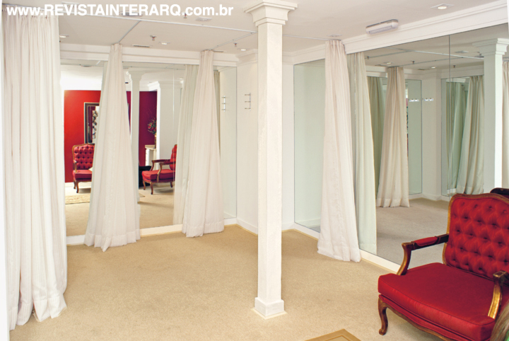 Internamente, pitadas de vermelho e um imponente lustre (Henrilustres) provocam uma atmosfera glamurosa 