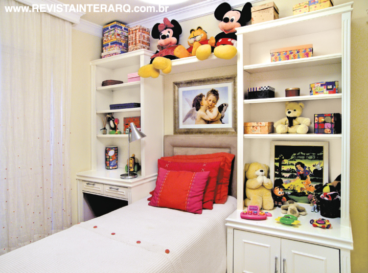 A composição com marcenaria sob medida acomoda os brinquedos no quarto infantil