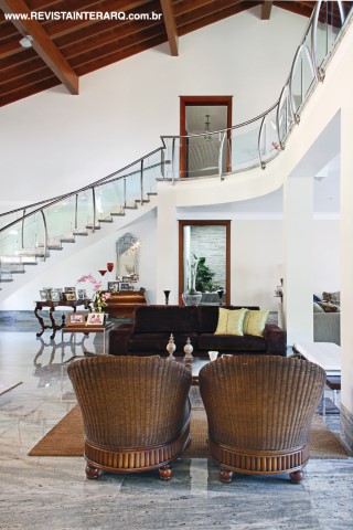 As poltronas e sofá da Sierra UneRobusti e mesa de centro Robusti compõem o living