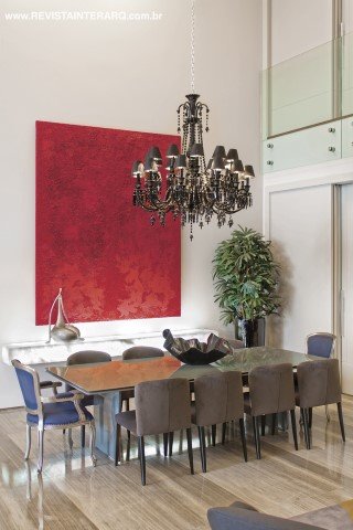 A sala de jantar ocupa o espaço central e traz composição com mesa da Adresse (Jackie Móveis), cadeiras da Perfil Casa, lustre em cristal preto da Lumilight, tela de Beto Carrazzone e aparador iluminado em ônix branco da Stone Center A sala de jantar ocupa o espaço central e traz composição com mesa da Adresse (Jackie Móveis), cadeiras da Perfil Casa, lustre em cristal preto da Lumilight, tela de Beto Carrazzone e aparador iluminado em ônix branco da Stone Center